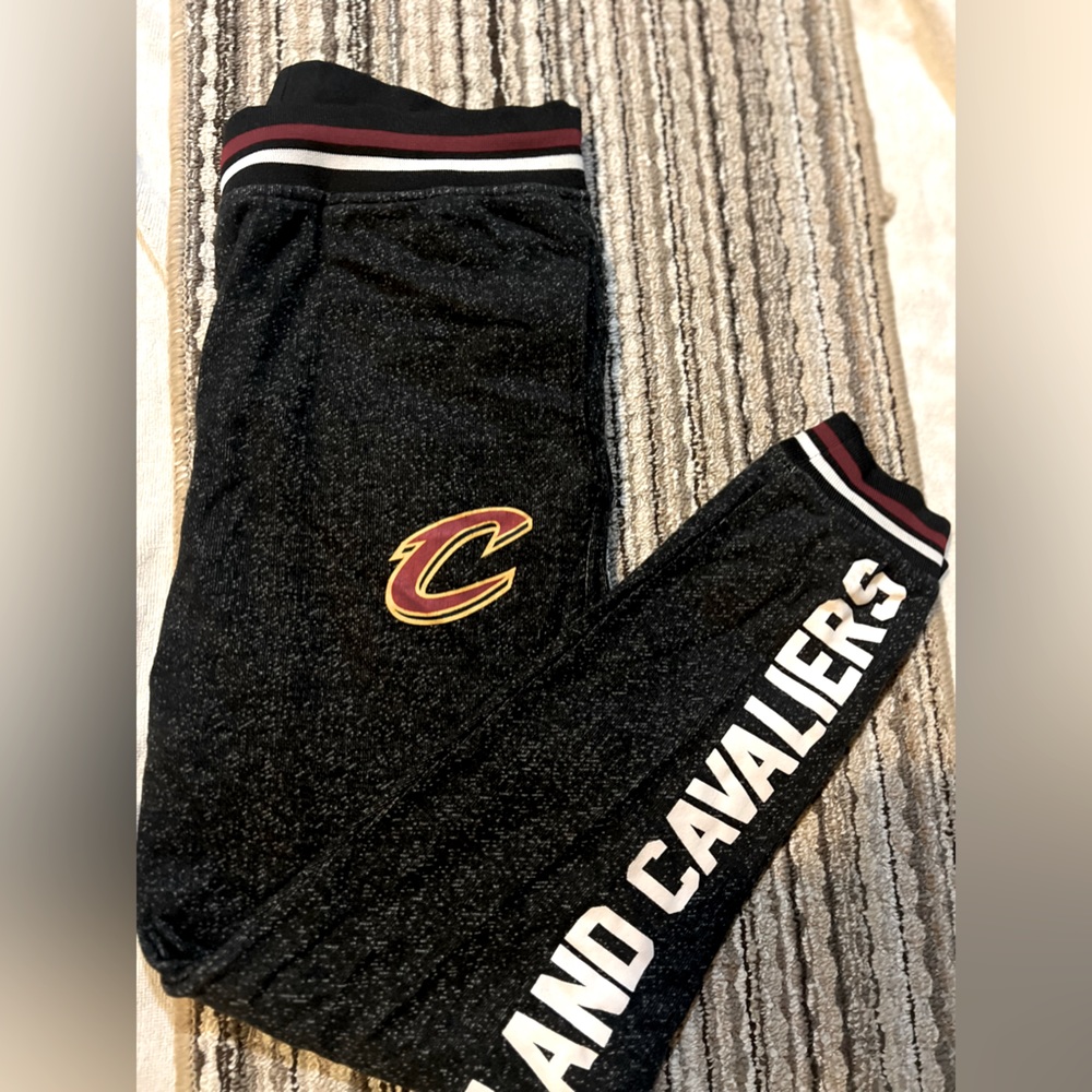 CLEVELAND CAVALIERS JOGGERS SIZE MEDIUM GREAT CONDITION LIKE NEW